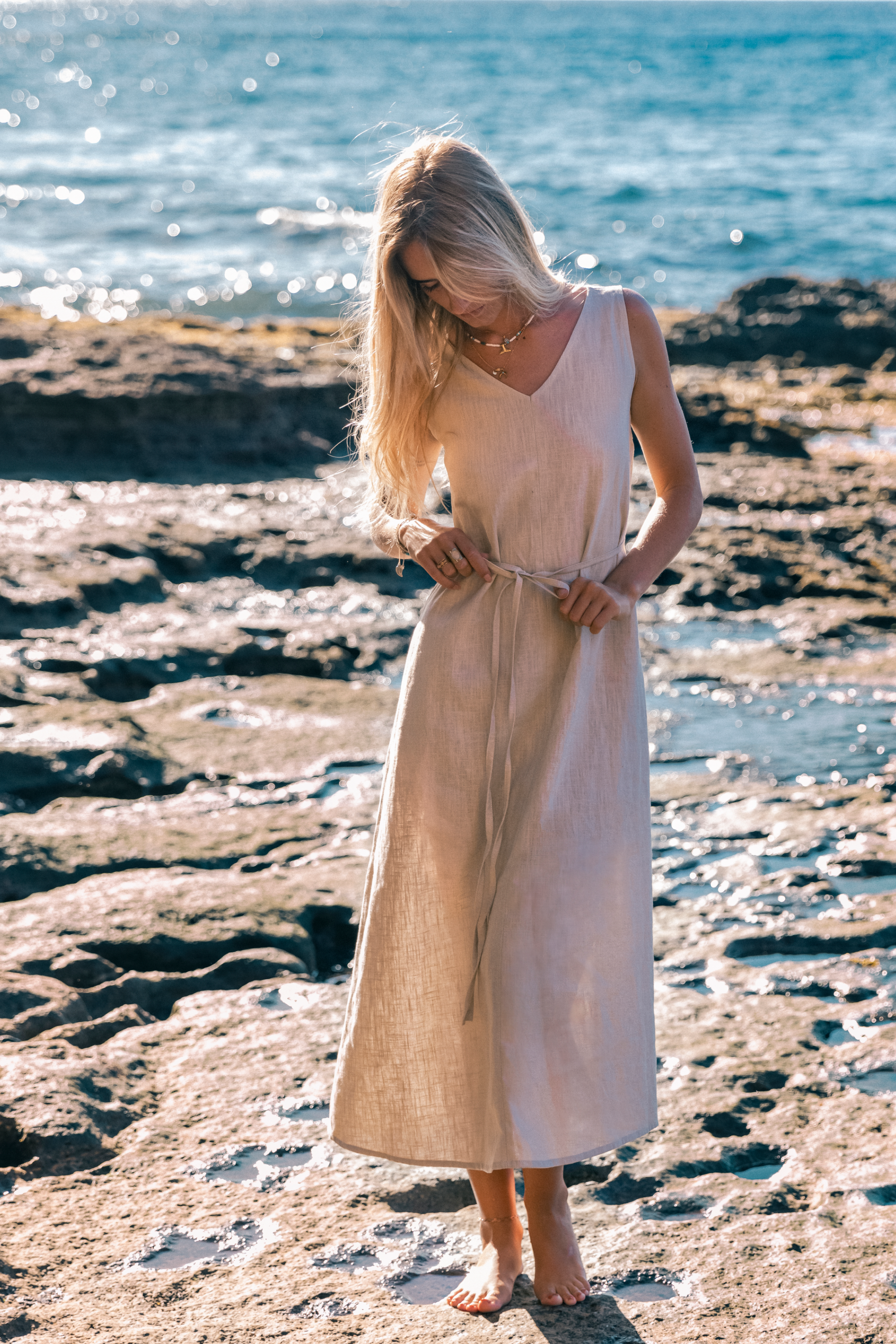 SUNSET — Ärmelloses Leinen-Midikleid mit V-Ausschnitt