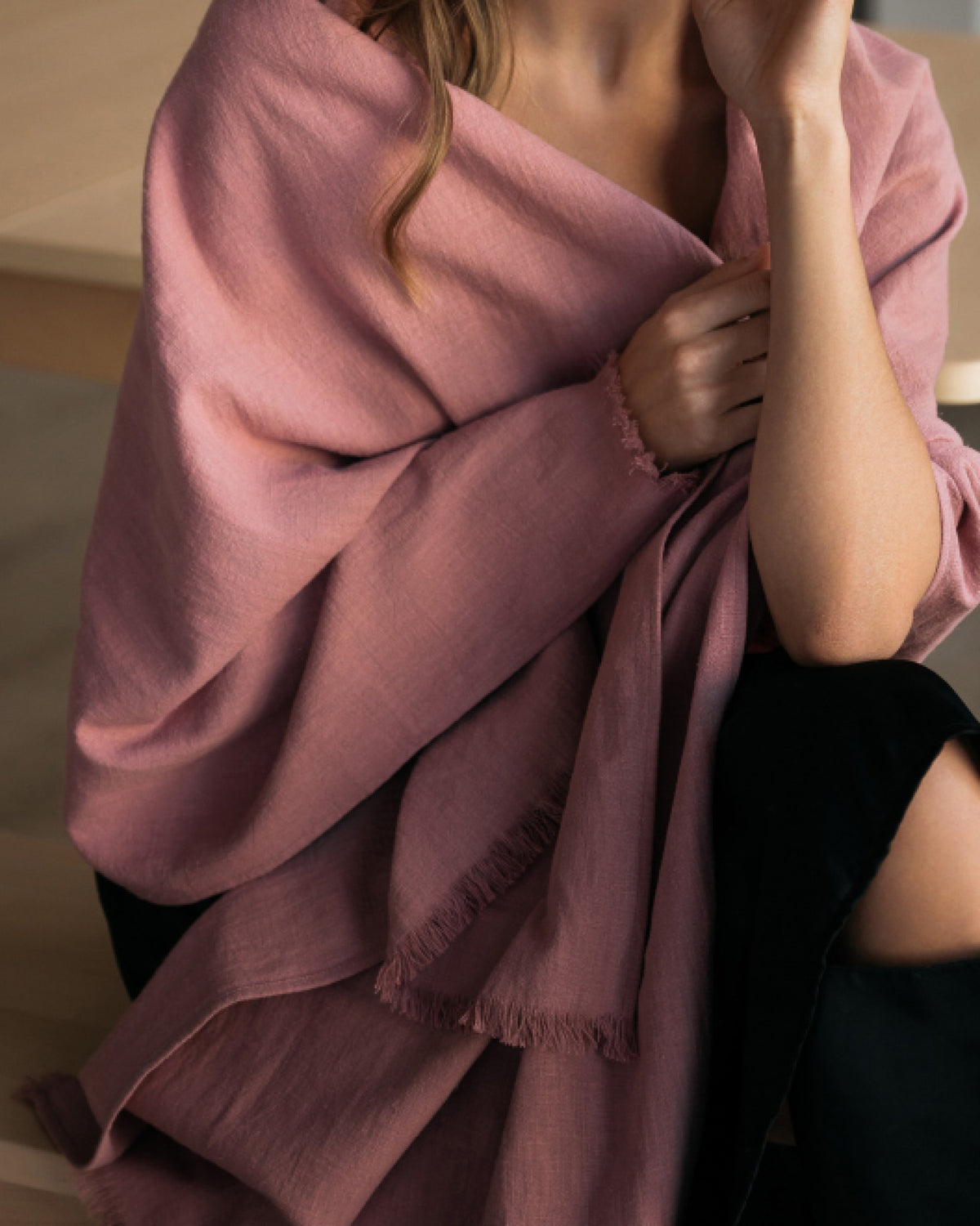 Close-up of a dusty rose linen scarf's fringed edge and drape. #Color_Dusty rose
