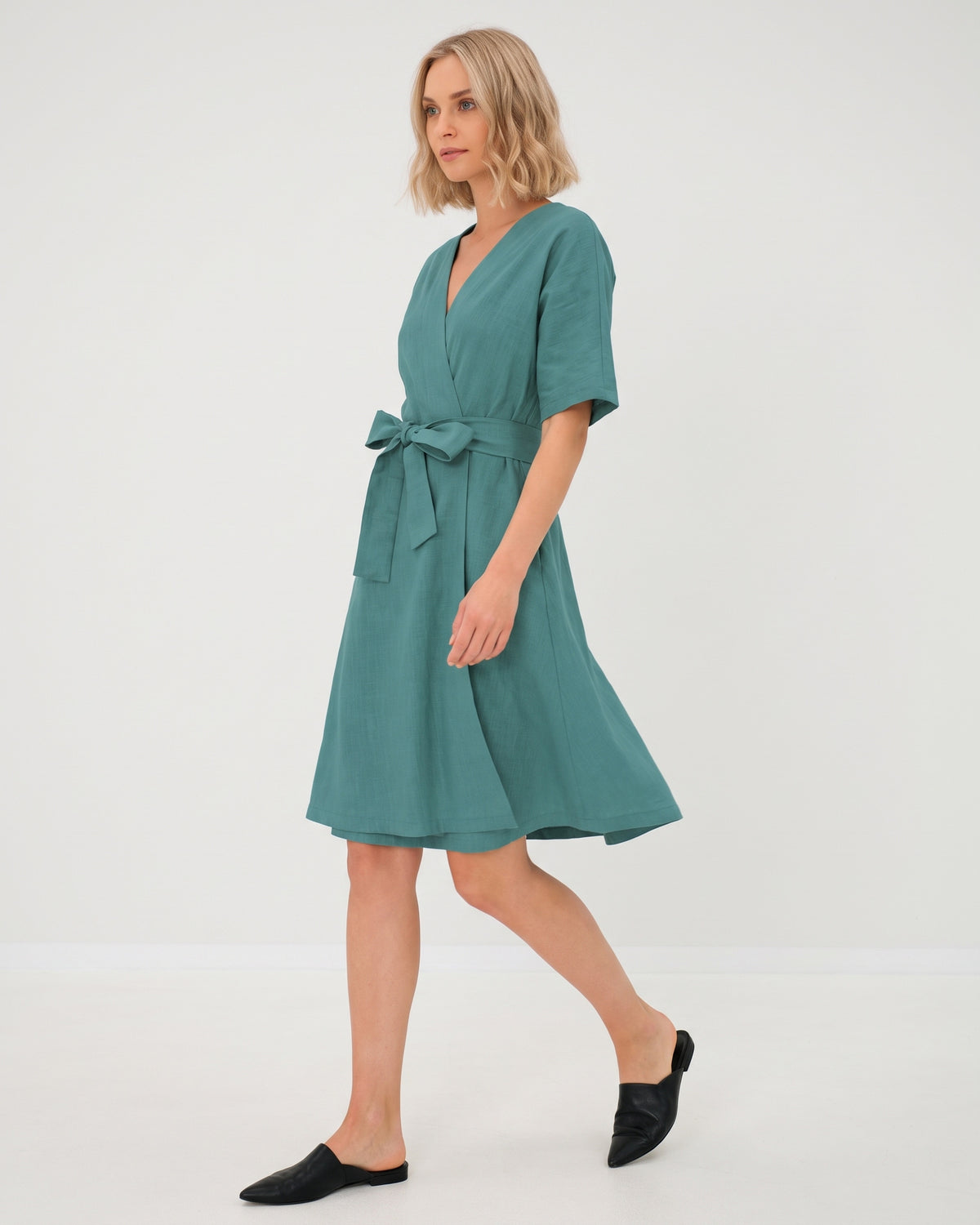 LeMuse CHLOE linen dress in teal – studio side view in motion #Color_Teal