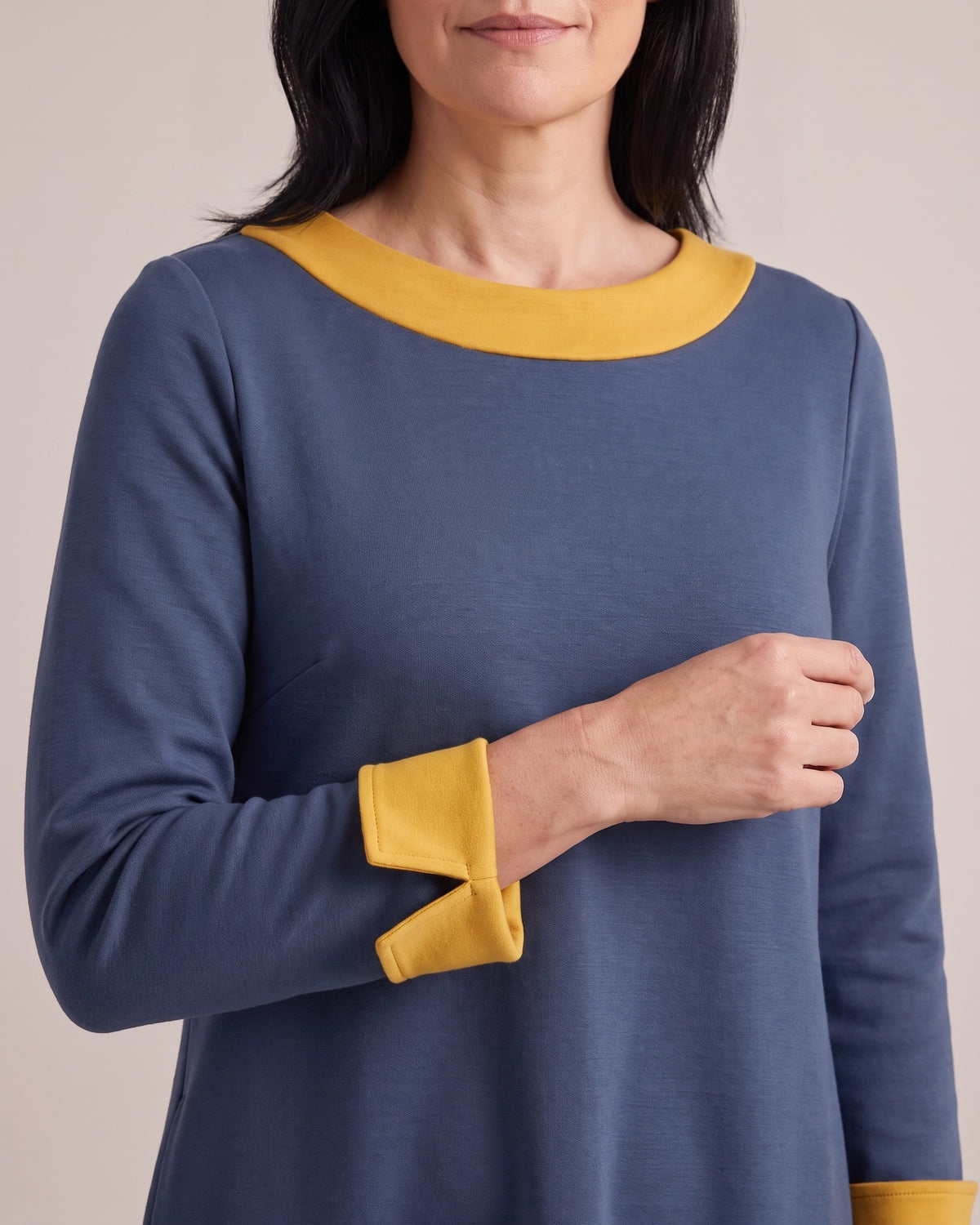 DUO — dvipusė Punto Milano suknelė – mėlyna suknelė, apykaklės atvartas ir rankogalis #Color_Blue / Yellow