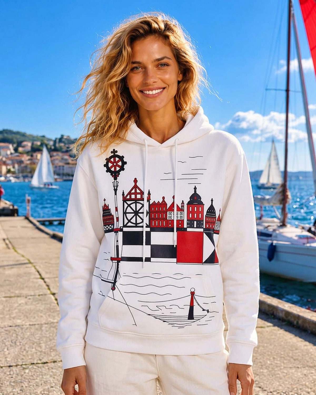 HARBOR – Nida Print Unisex Hoodie – White džemperis, lifestyle vaizdas prieplaukoje #Color_White