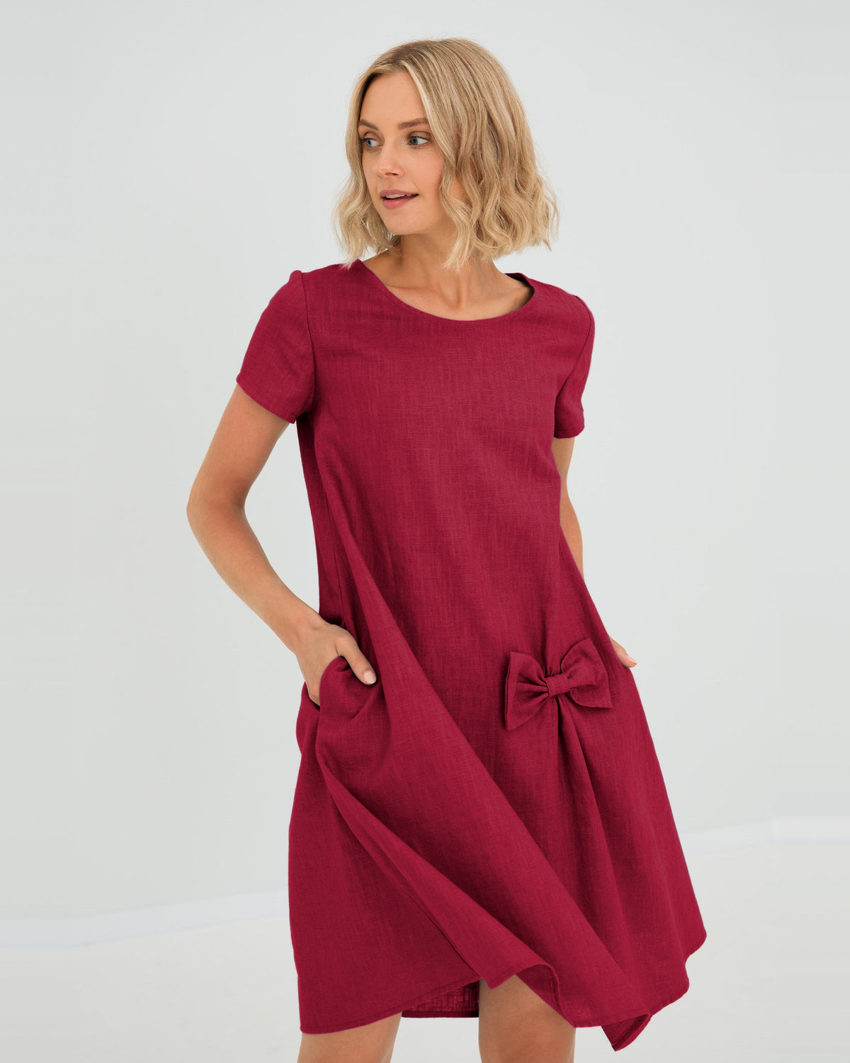 LeMuse SUMMER KISS linen dress in cerise – studio front view, hand in pocket #Color_Cerise
