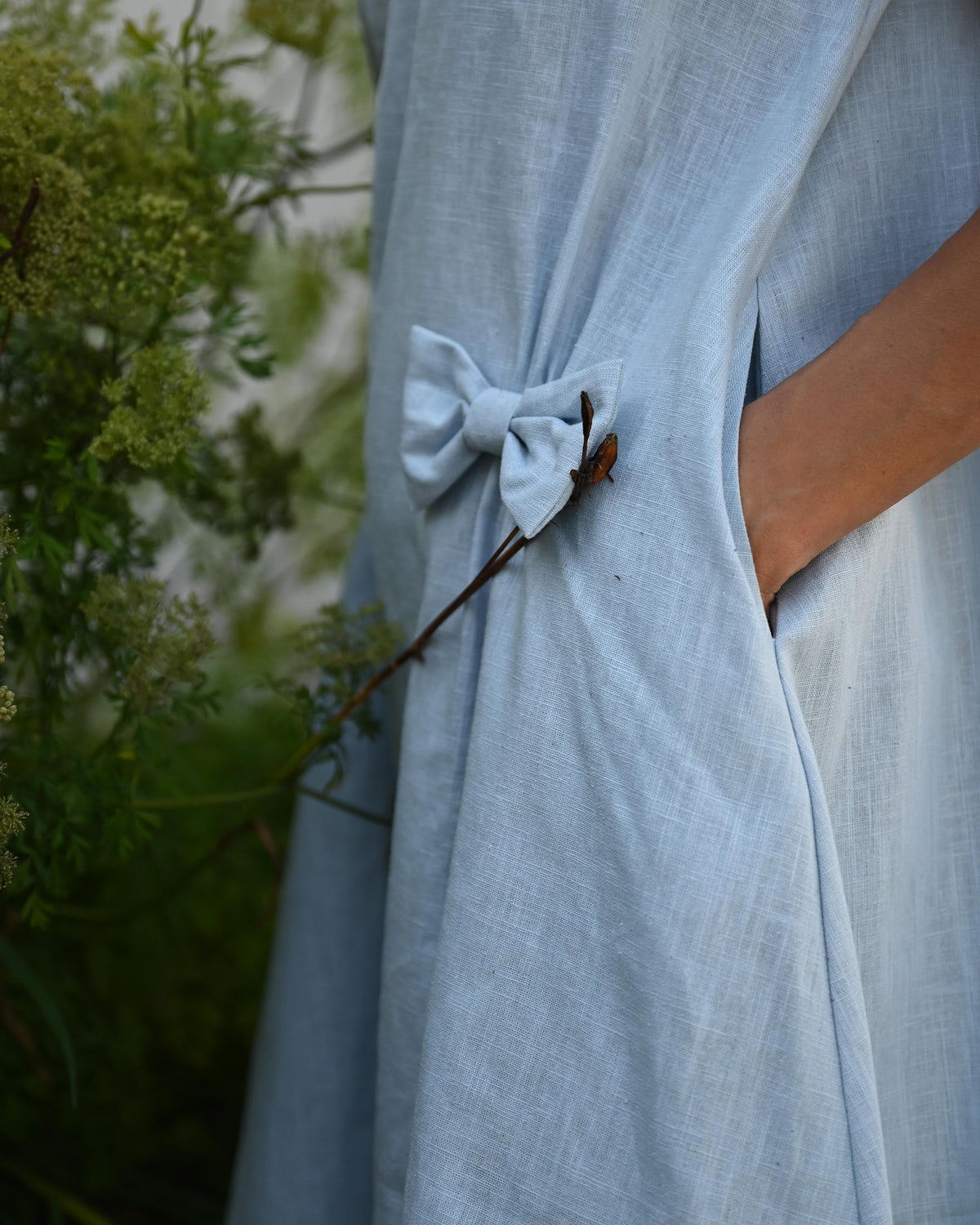 LeMuse SUMMER KISS linen dress in light blue – hip bow and pocket close-up #Color_Light blue