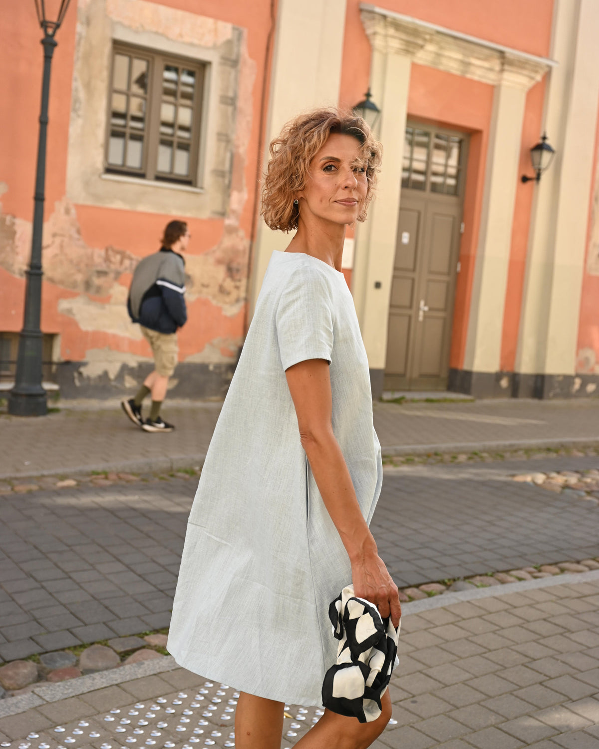 LeMuse SUMMER KISS linen dress in light blue – side view, walking #Color_Light blue