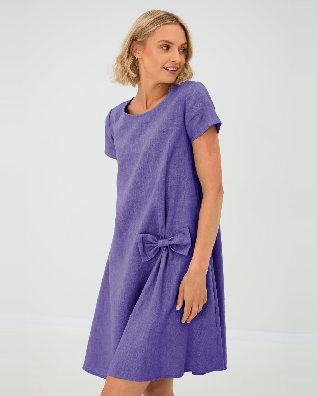 LeMuse SUMMER KISS linen dress in purple – studio three-quarter view #Color_Purple