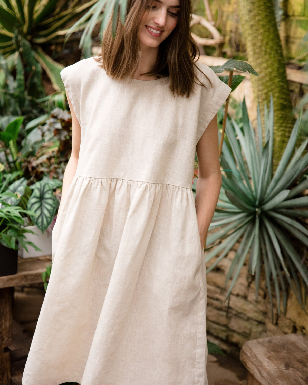 LeMuse LUNA linen dress in beige – side view #Color_Beige