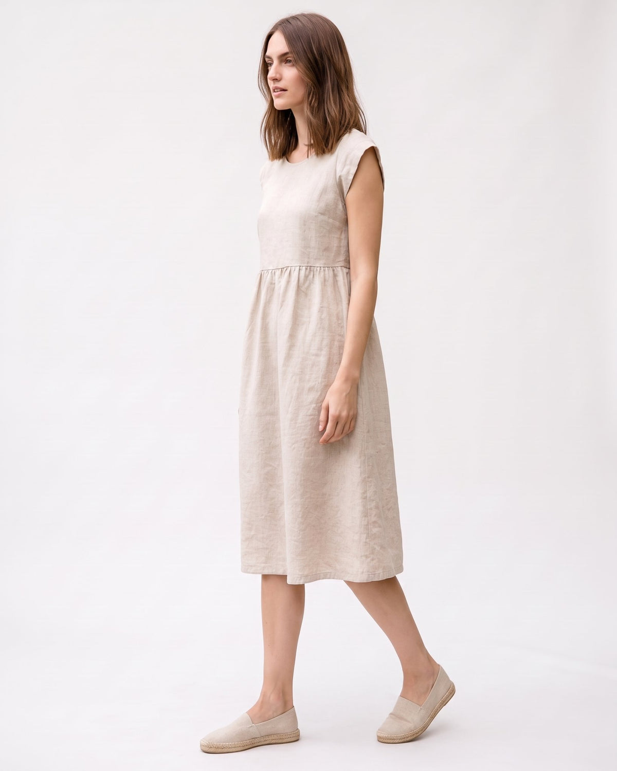 LeMuse LUNA linen dress in beige – side view, walking #Color_Beige