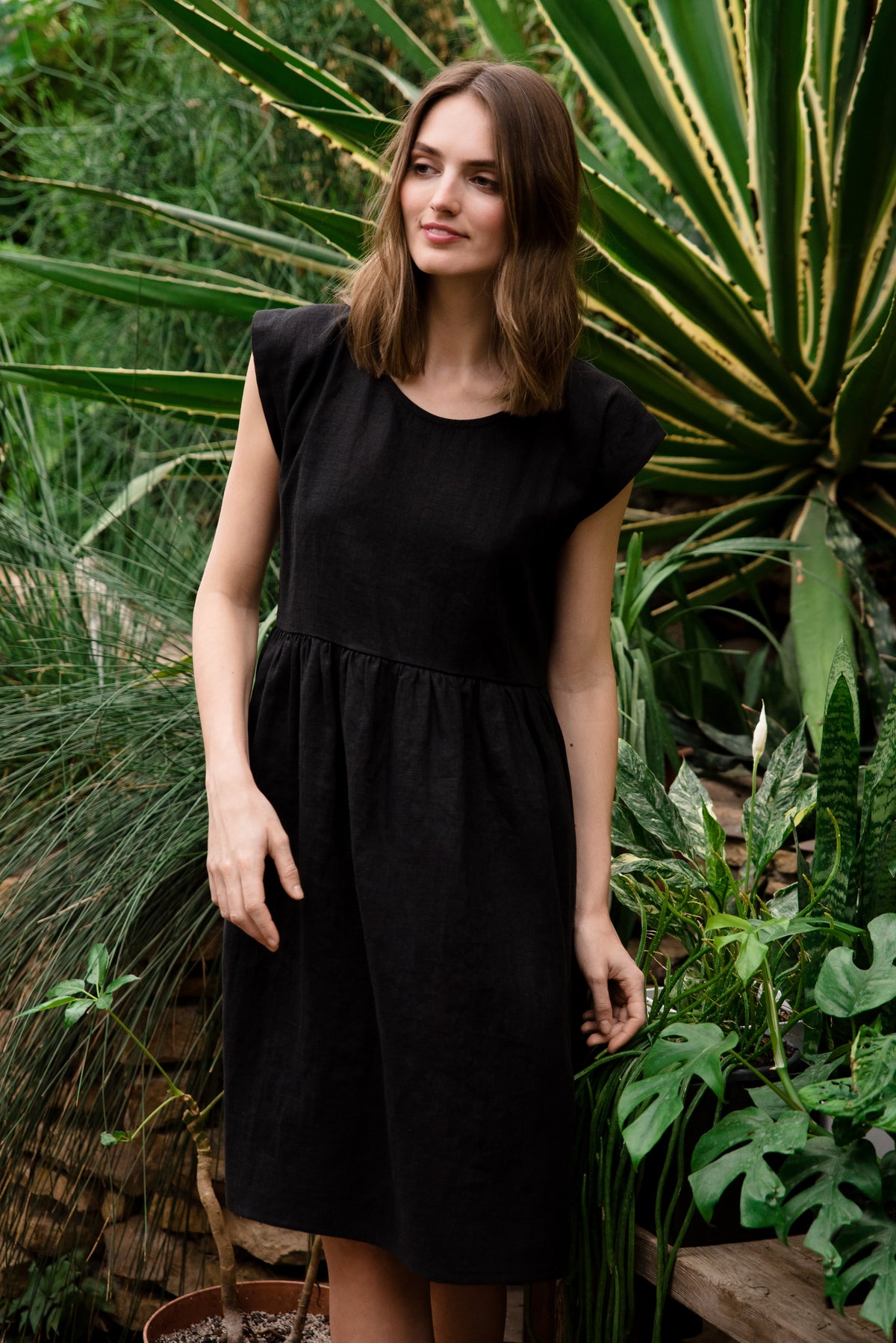 LeMuse LUNA linen dress in black – walking, in motion #Color_Black