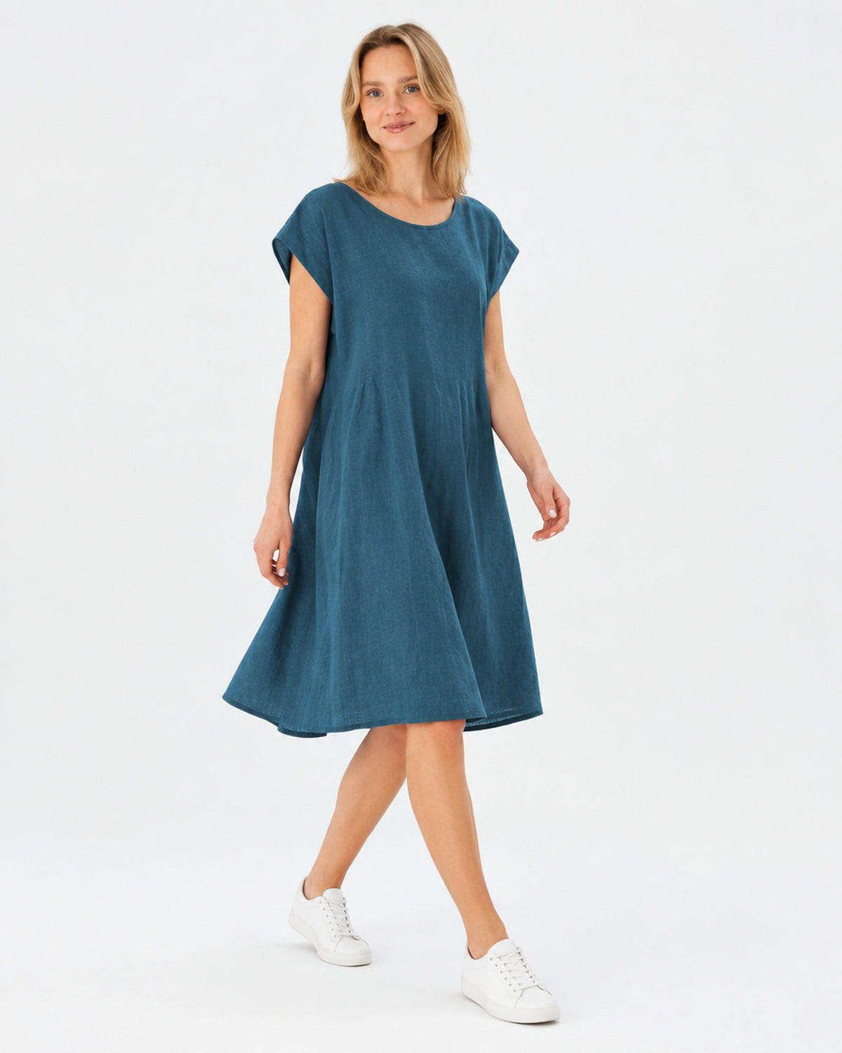 LeMuse LUNA linen dress in blue – side view, walking #Color_Blue
