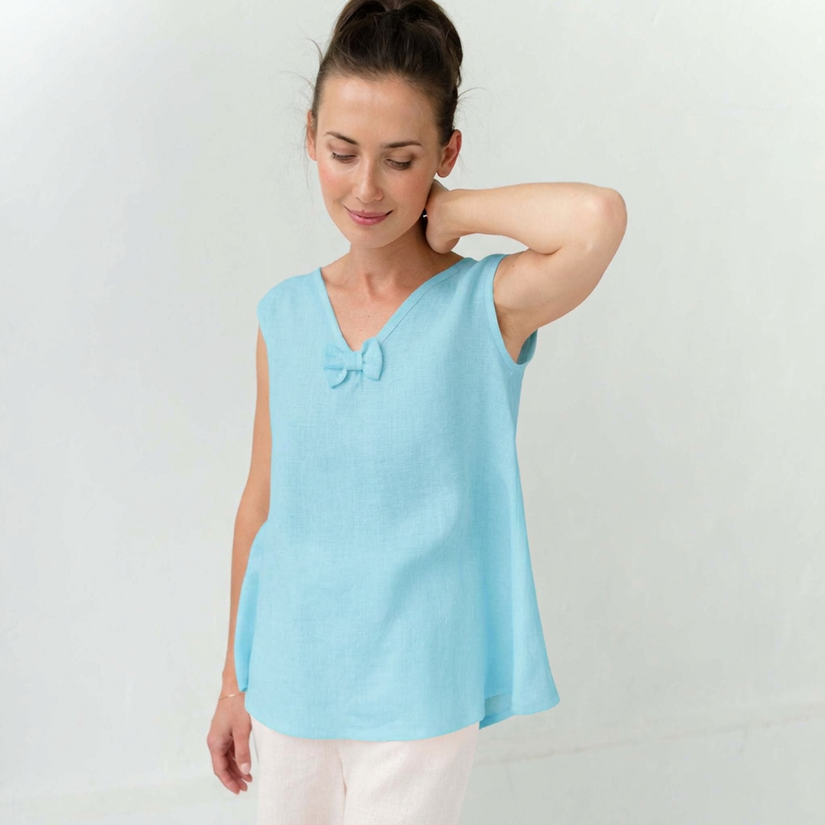 SLEEP – Chemise de nuit à col en V en mélange de lin — Bleu clair
