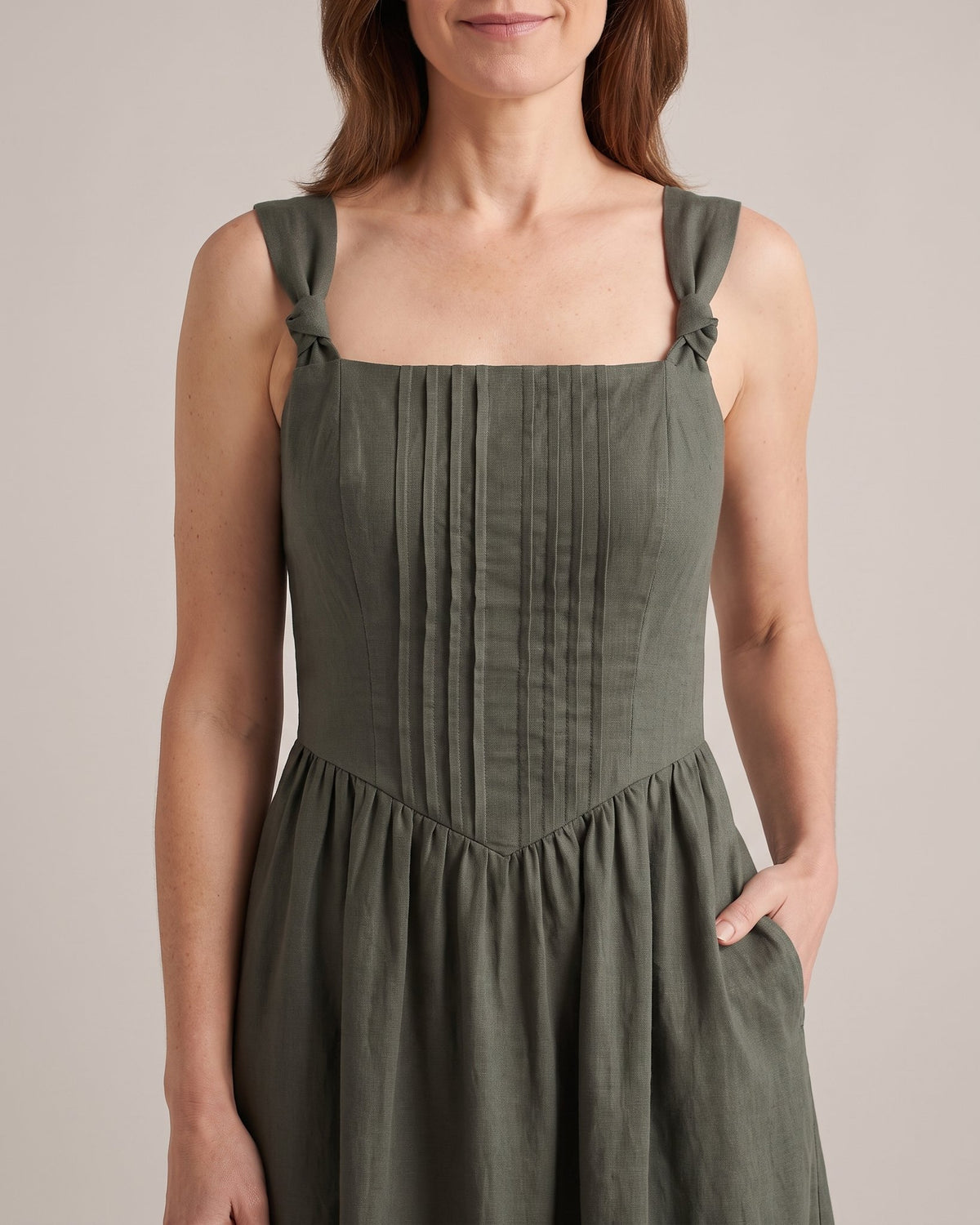 SERENADE – alyvuogių žalia lininė suknelė, detalė #Color_Olive green