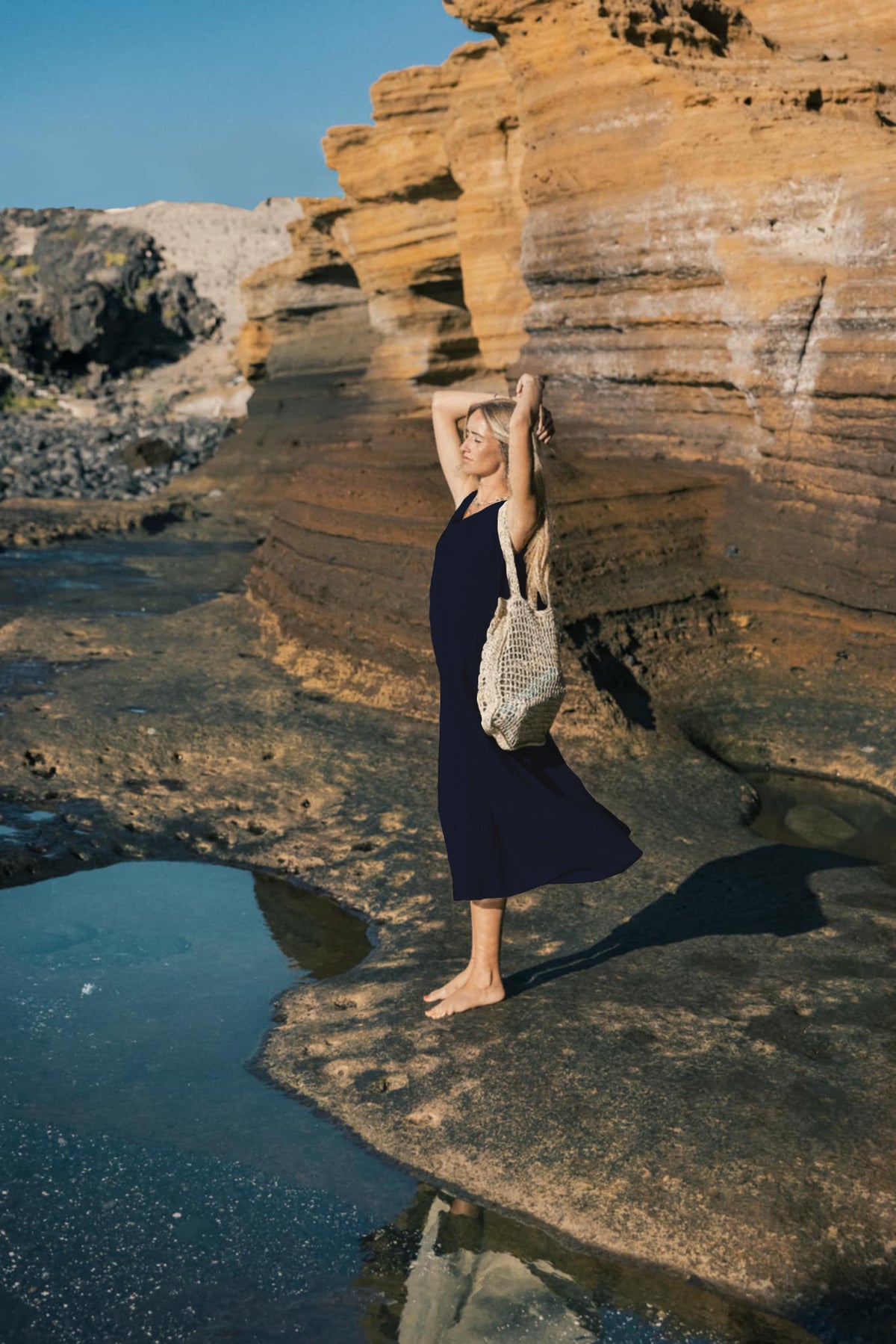 LeMuse SUNSET linen dress in deep blue – model in motion with arm raised #Color_Deep blue