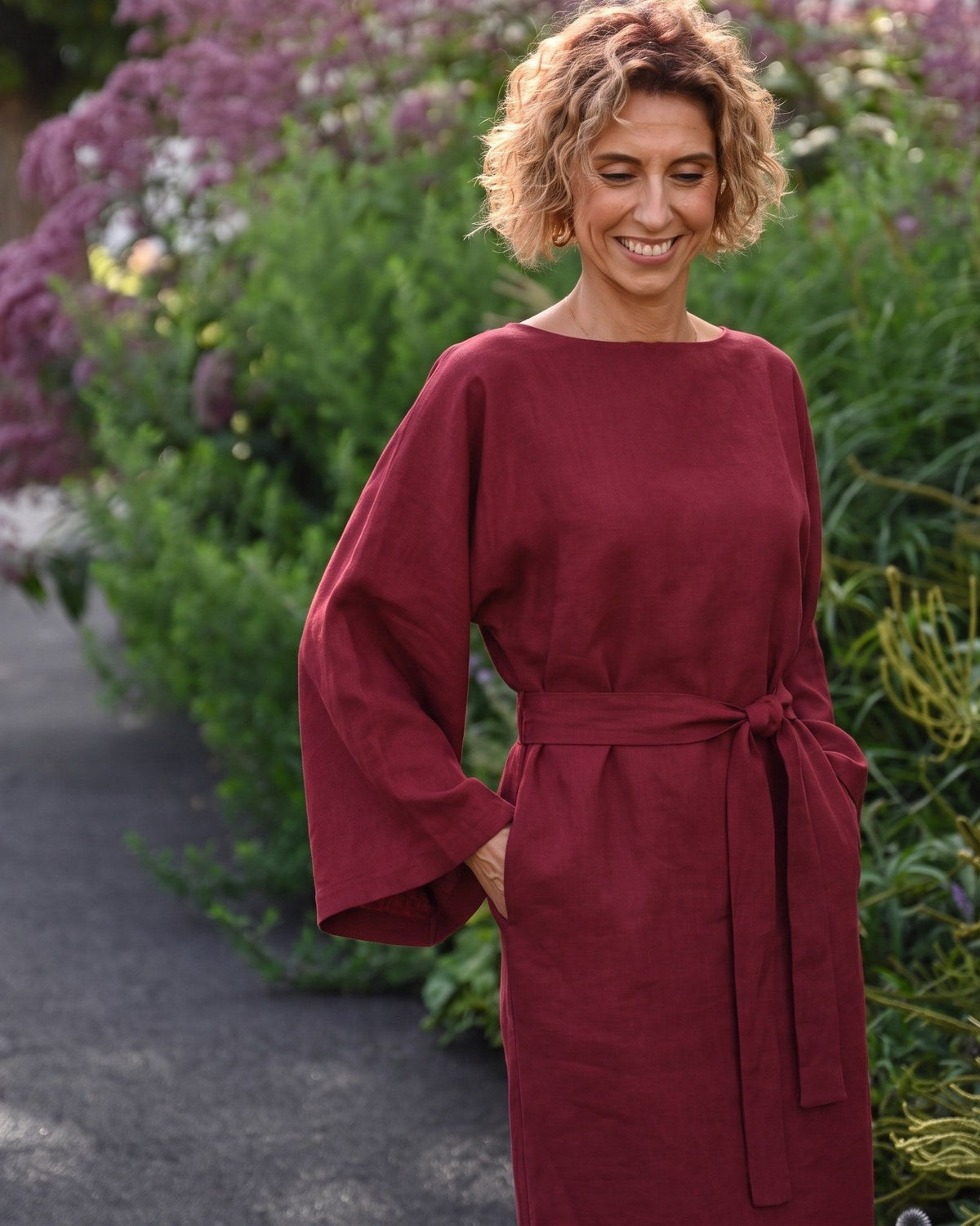 WHISPER – Red suknelė, lifestyle sode #Color_Red