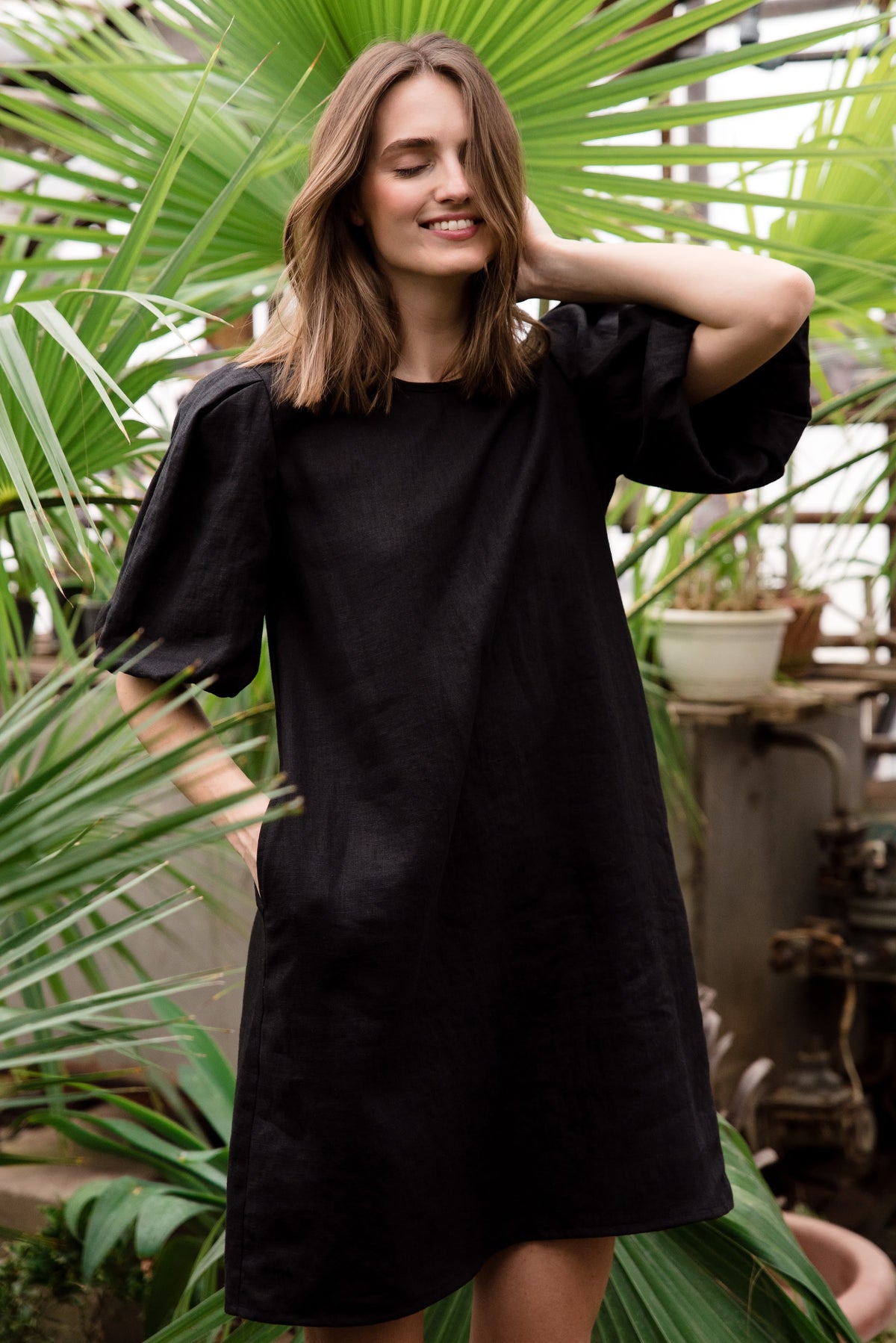 LeMuse CHARM linen dress in black – front puff sleeve close-up #Color_Black