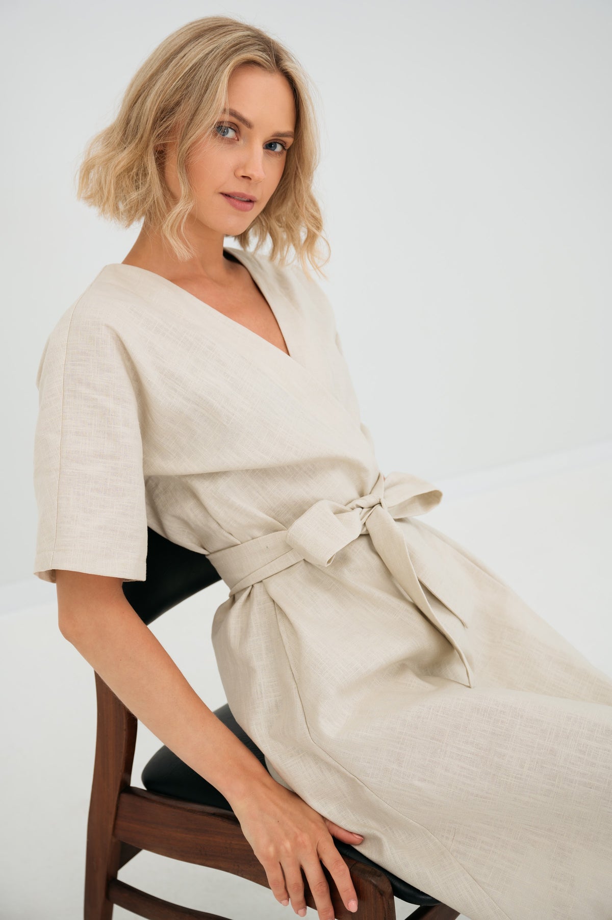 LeMuse CHLOE linen dress in beige – seated close-up, bow detail #Color_Beige