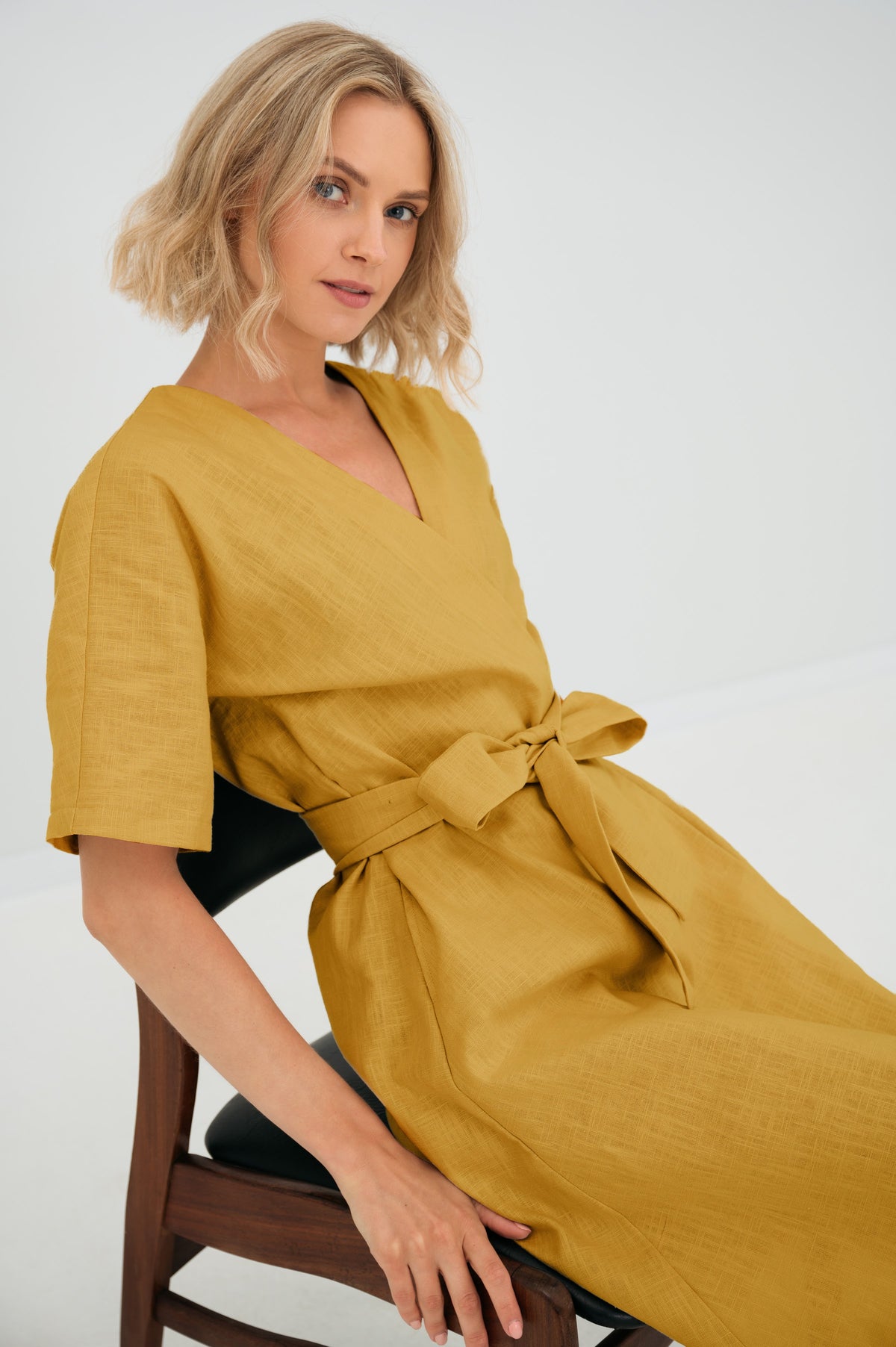 LeMuse CHLOE linen dress in yellow – seated close-up, bow detail #Color_Yellow