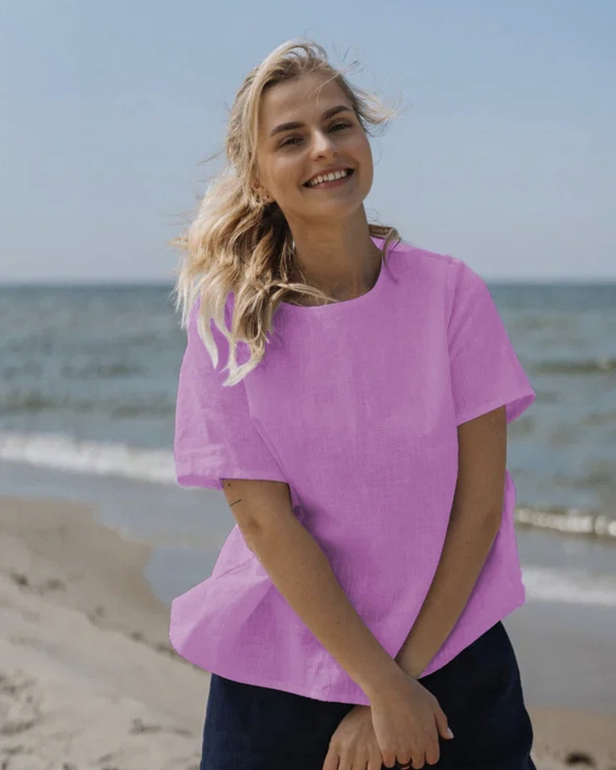 HARPER – Rose linen tie-back top, lifestyle beach #Color_Rose