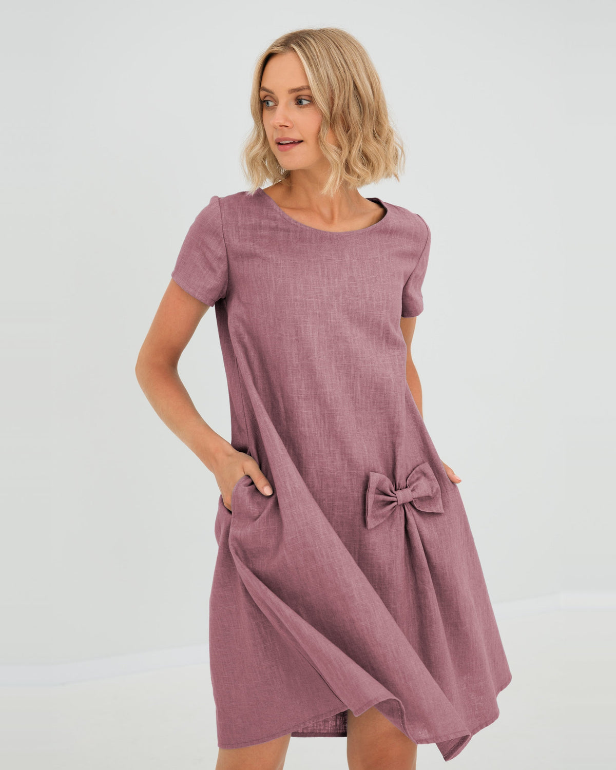 LeMuse SUMMER KISS linen dress in dusty rose – studio front view, hand in pocket #Color_Dusty rose