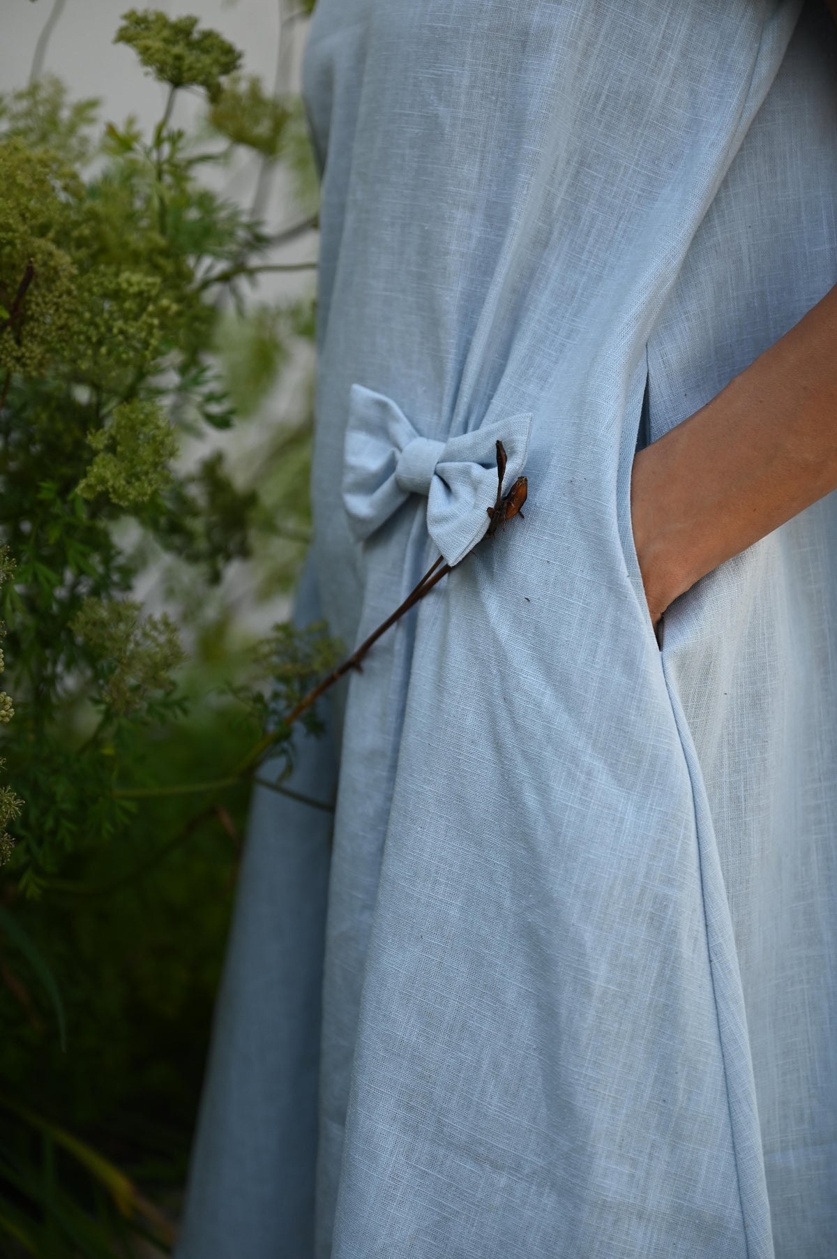 LeMuse SUMMER KISS linen dress in light blue – hip bow and pocket close-up #Color_Light blue