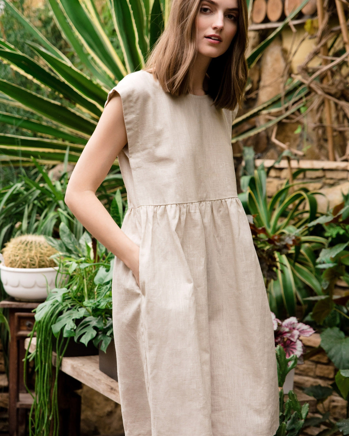 LeMuse LUNA linen dress in beige – 3/4 view, hand in pocket #Color_Beige