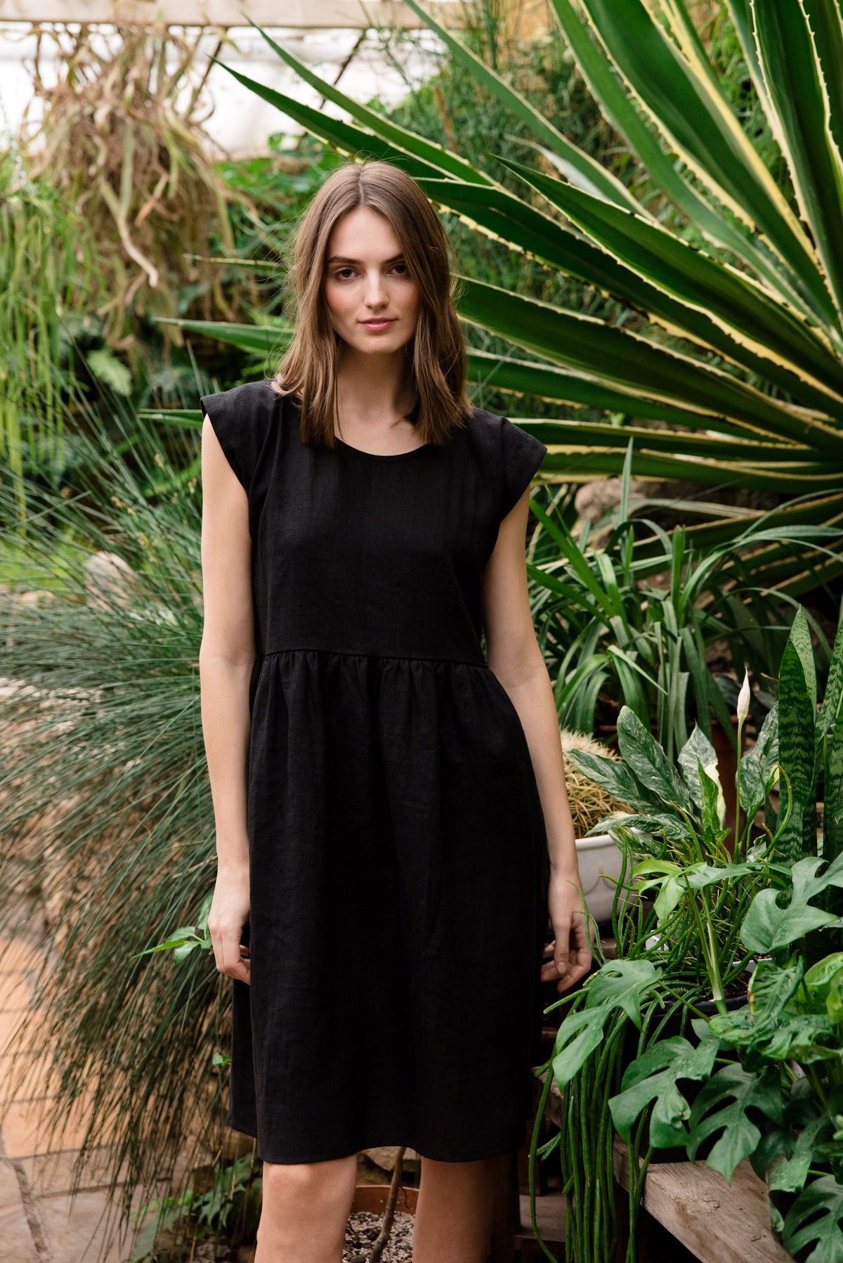 LeMuse LUNA linen dress in black – model front full length #Color_Black