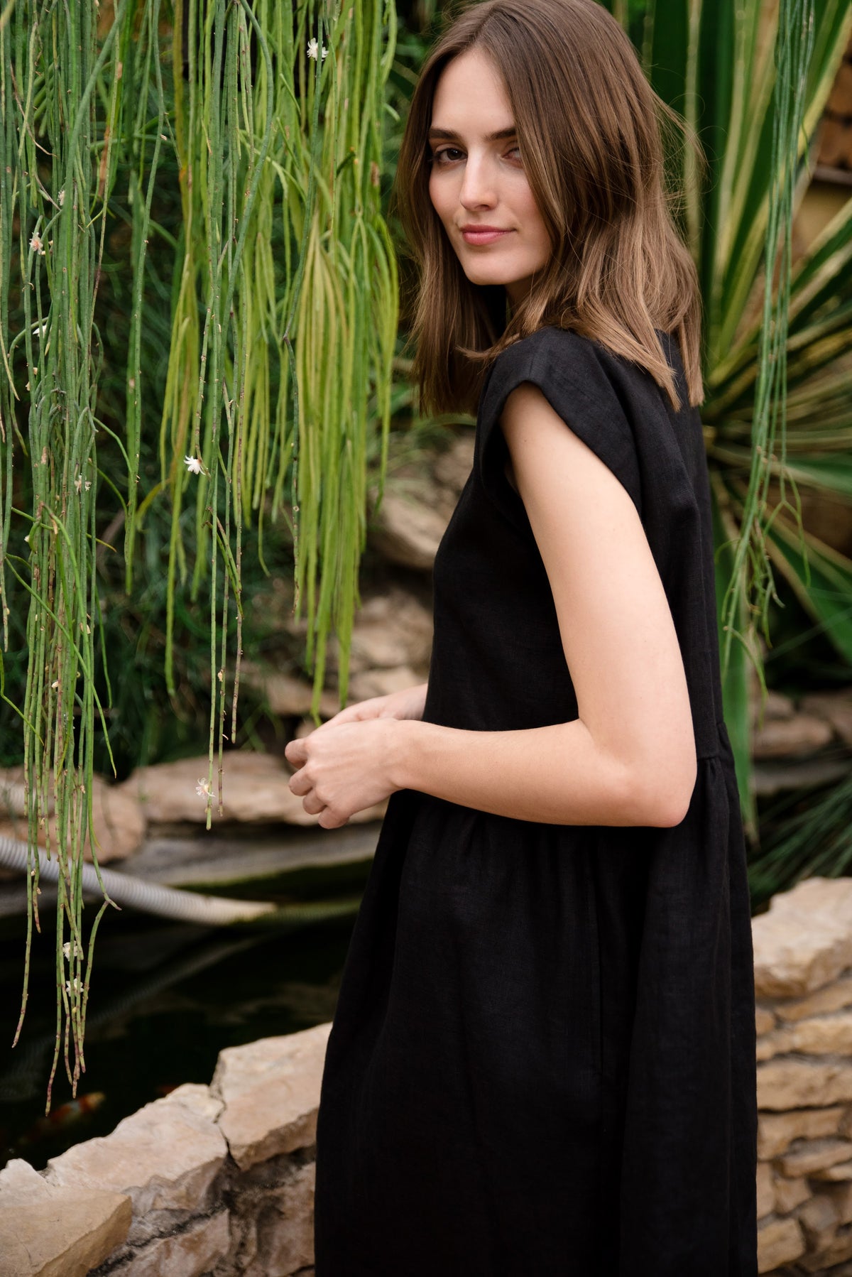 LeMuse LUNA linen dress in black – back view #Color_Black