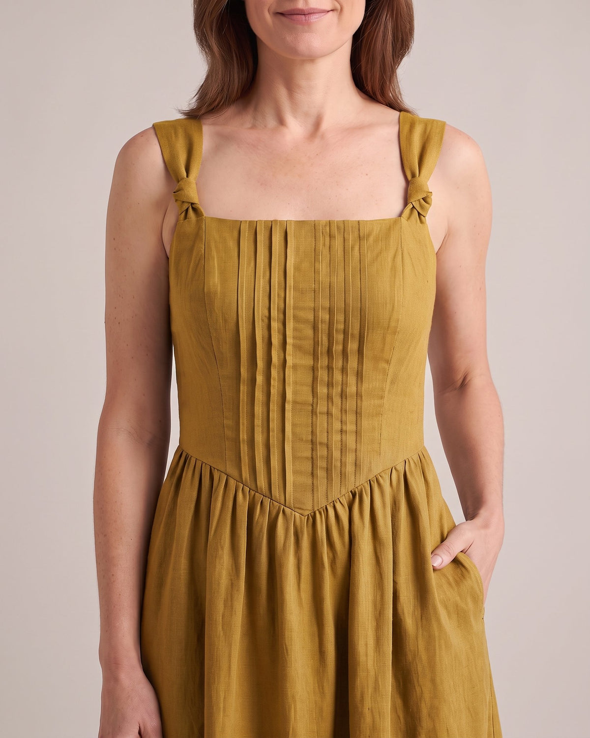 SERENADE – ochros spalvos lininė suknelė, detalė #Color_Ochre
