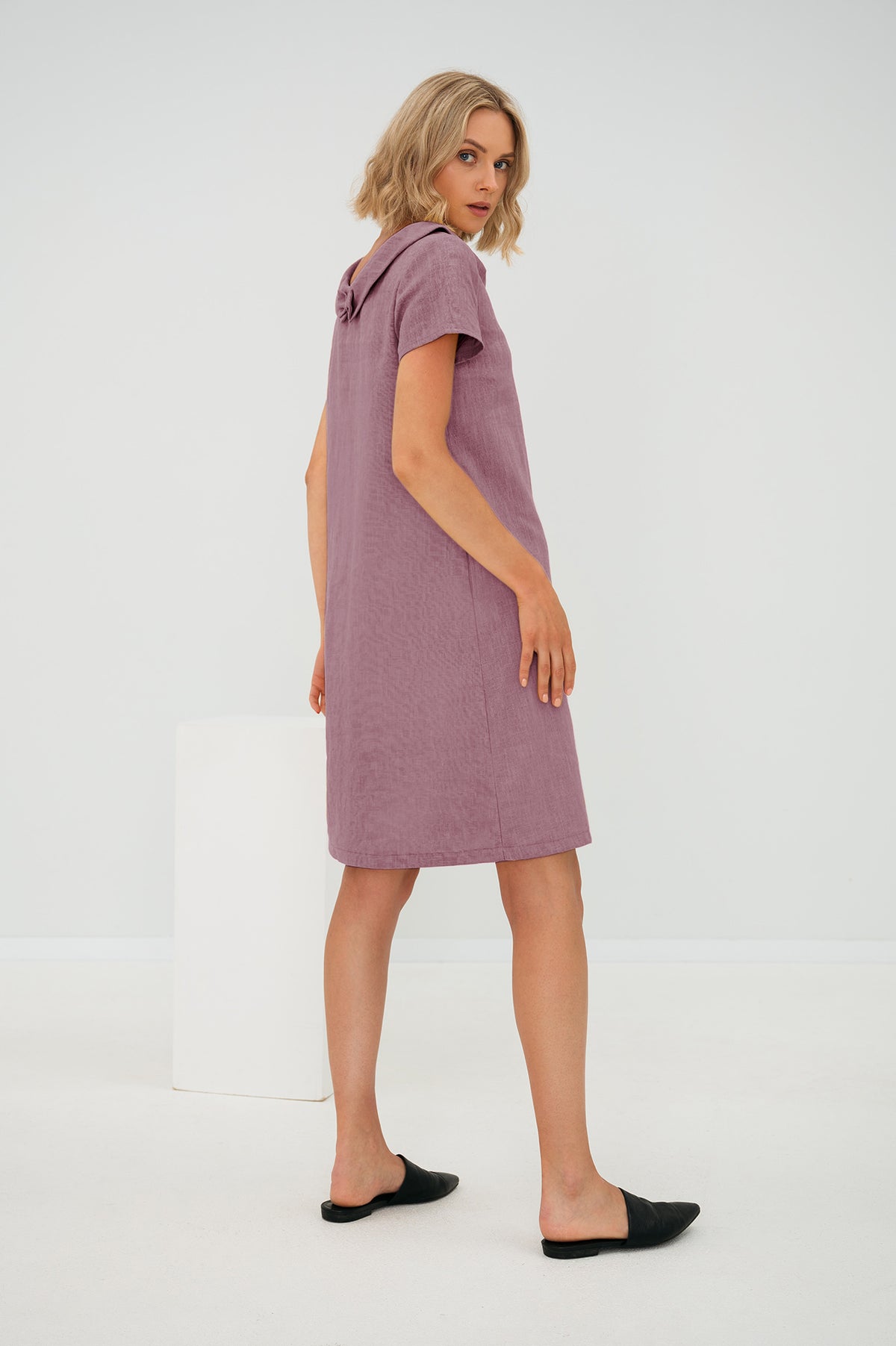 LeMuse STORY linen dress in dusty rose – studio three-quarter view #Color_Dusty rose