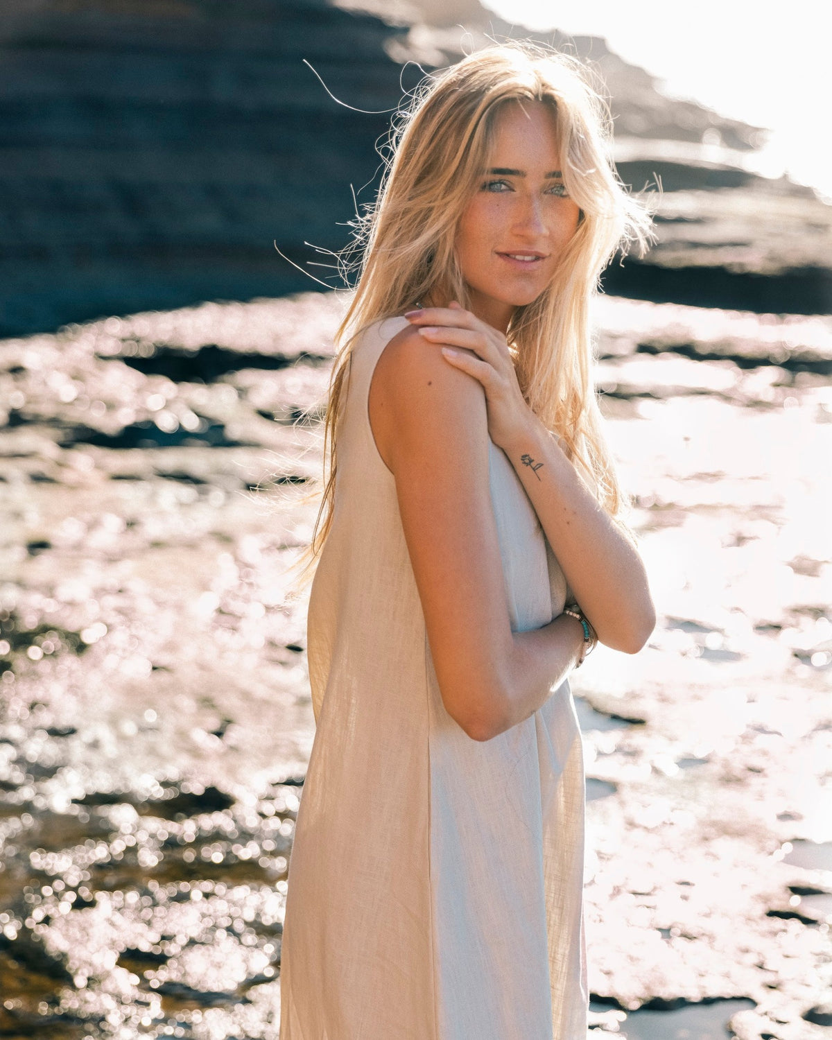 LeMuse SUNSET linen dress in beige – close-up of V-neckline and straps #Color_Beige